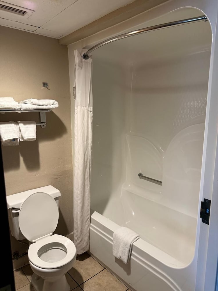 Super 8 By Wyndham Chambersburg I-81 40/43