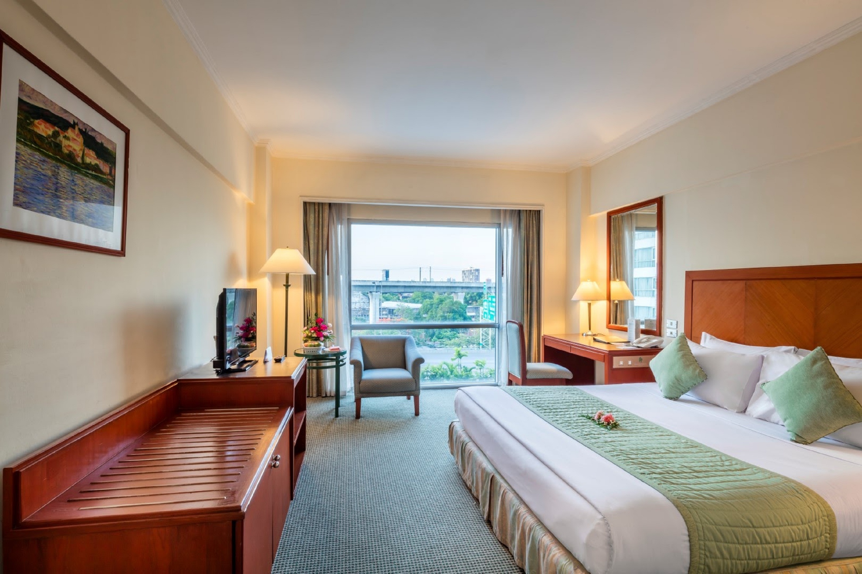 DELUXE, DOUBLE OR TWIN BED