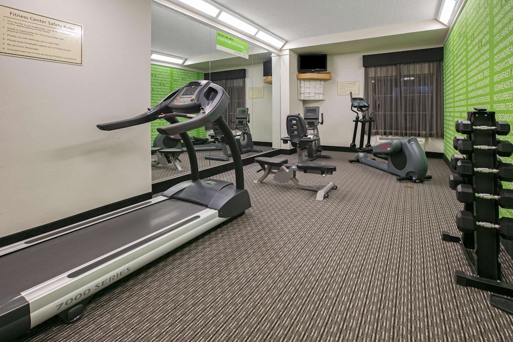 La Quinta Inn & Suites by Wyndham DFW Airport South / Irving 34/52