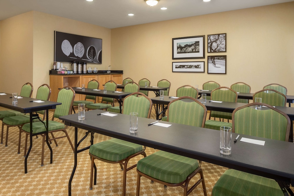 Country Inn Suites By Radisson Bloomington Normal Airport Il 26/29