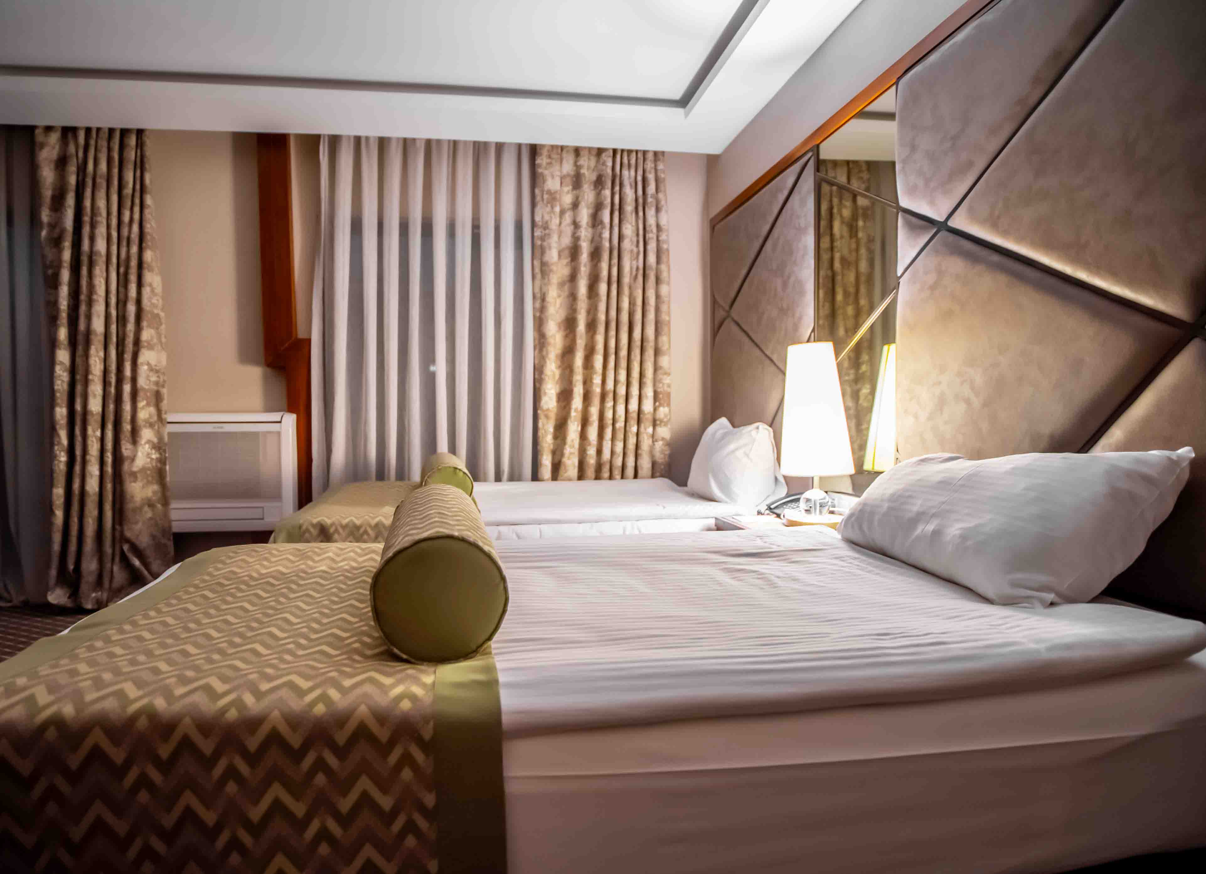 غرفة قياسية بسريرين منفصلين، Q Hotel 4/7