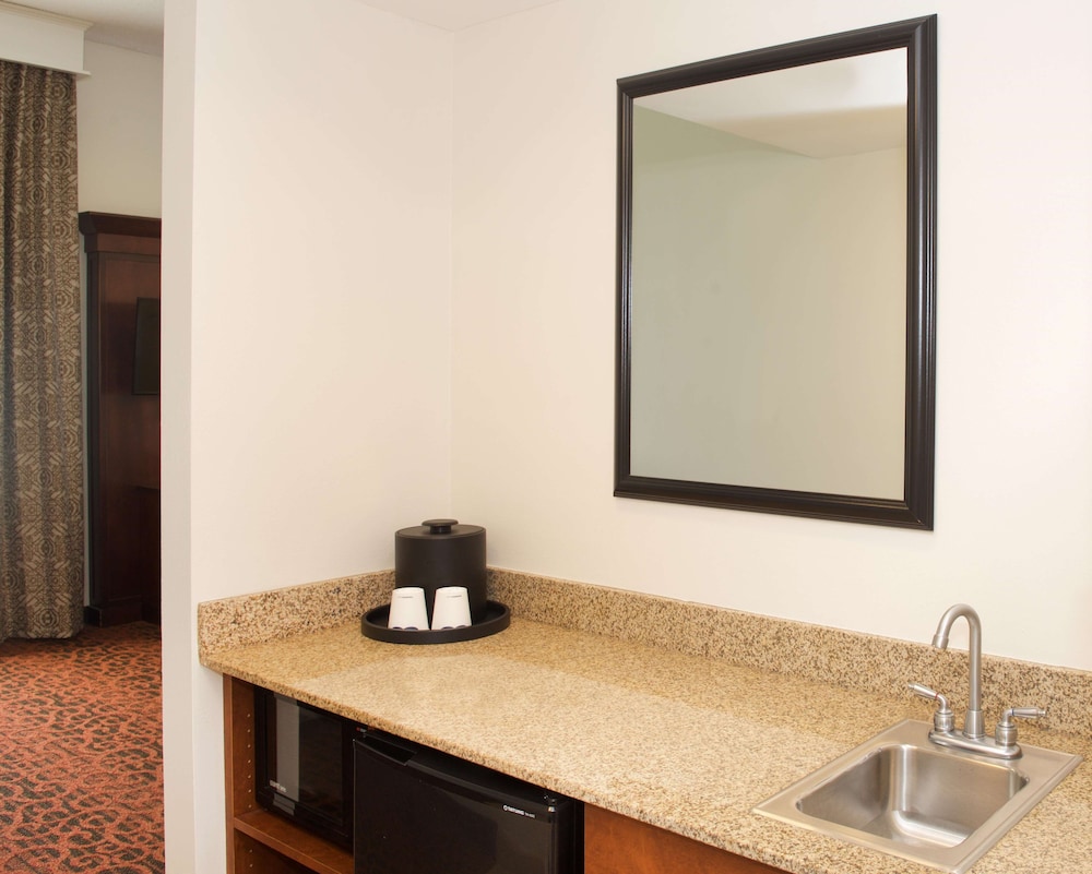 Hampton Inn and Suites Pittsburgh Meadow Lands 45/47