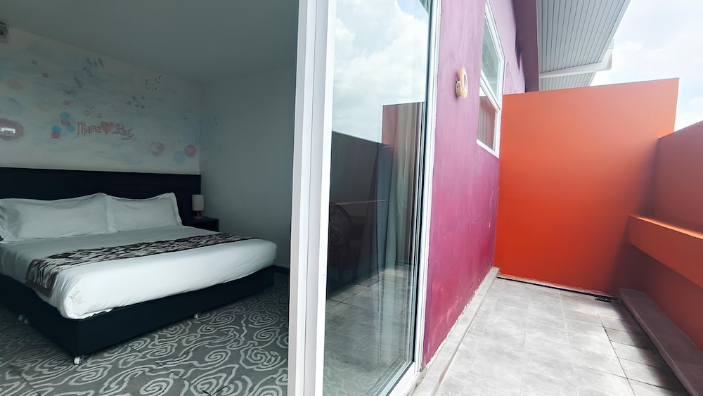 Deluxe, Balcony
