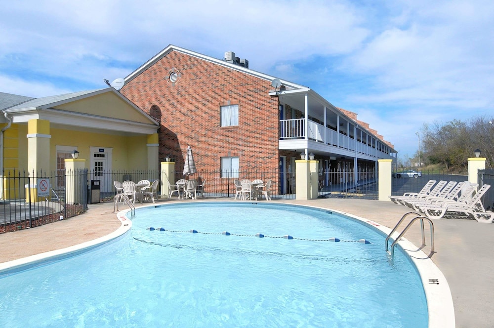 Days Inn By Wyndham Ku Lawrence 6/29