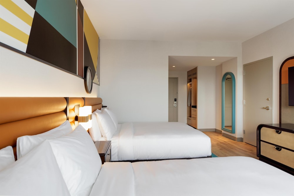 Hyatt Rosemont Near O Hare 24/64