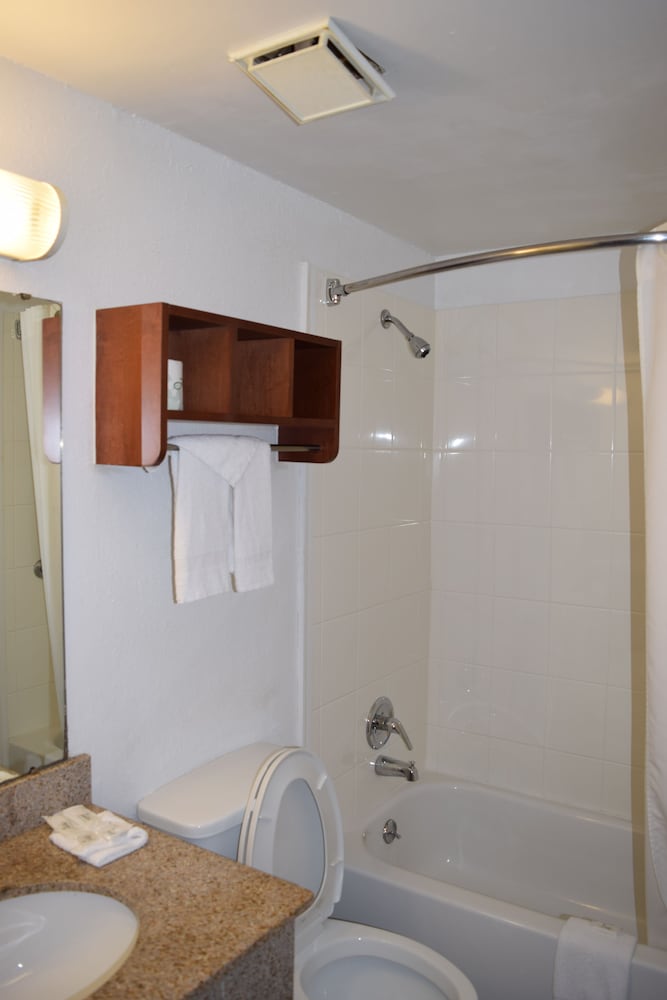 Americas Best Value Inn Jefferson City 20/33