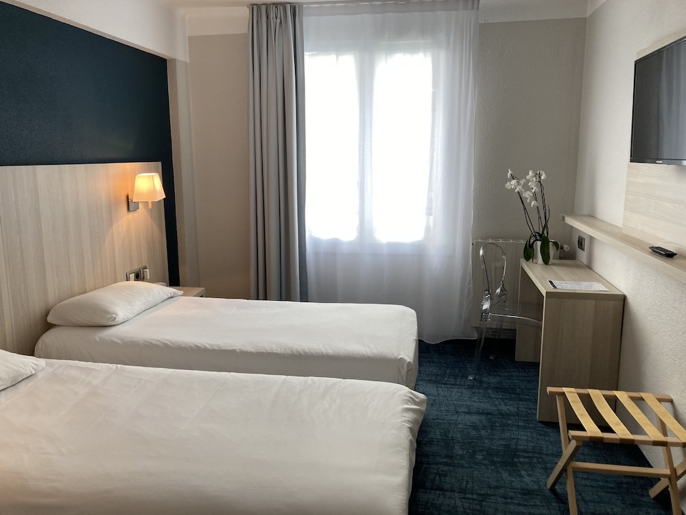 ROOM, DOUBLE OR TWIN BED