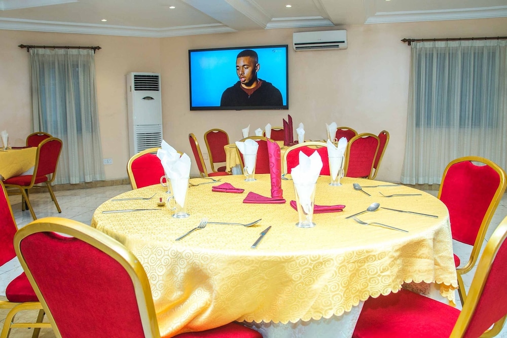 Royal Crest Hotel & Suites 39/50