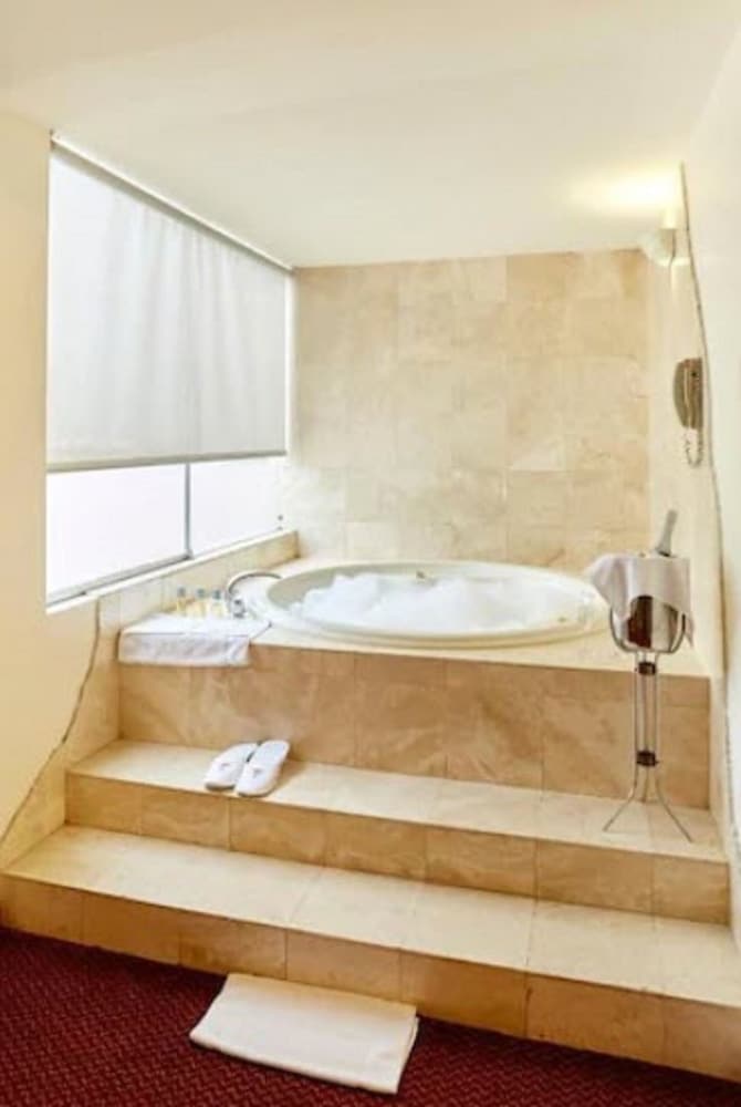 Hotel Carrera Ex Thunderbird Hotels Carrera 32/64
