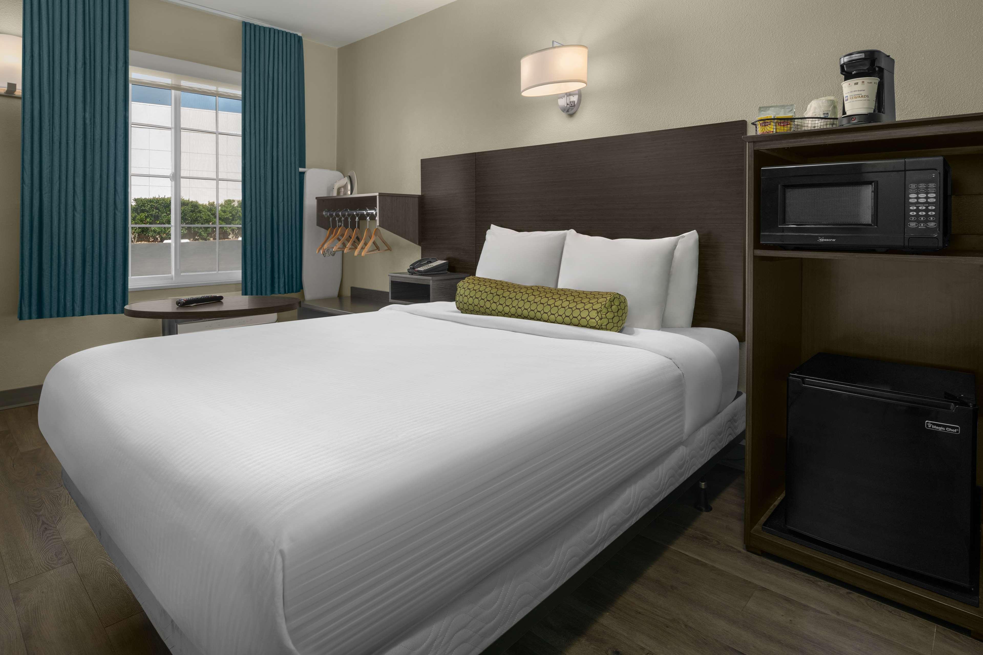 Mini, Queen Bed, Accessible