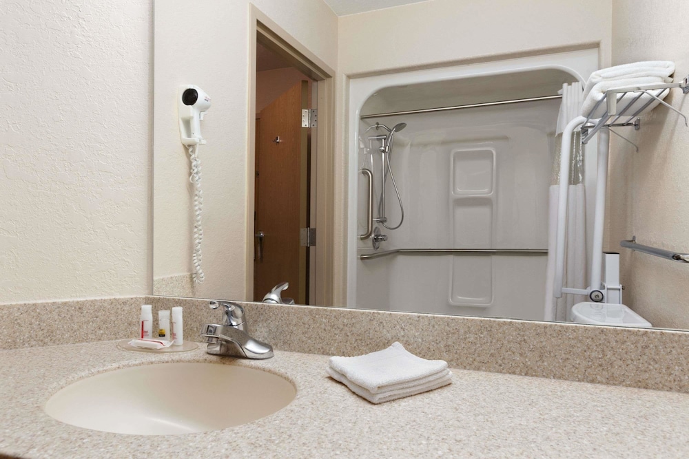 Days Inn & Suites by Wyndham Winkler 15/43