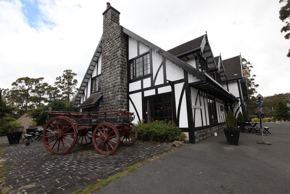The Fox and Hounds Historic Hotel 1/61