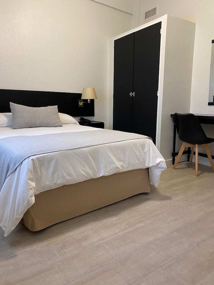 ROOM, SINGLE
