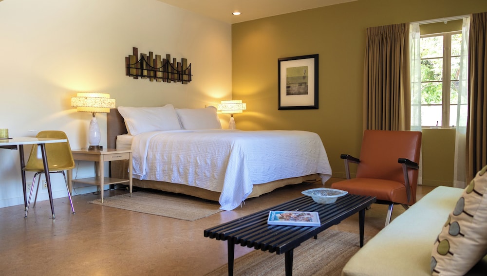 Suite, King Bed, Pool Side