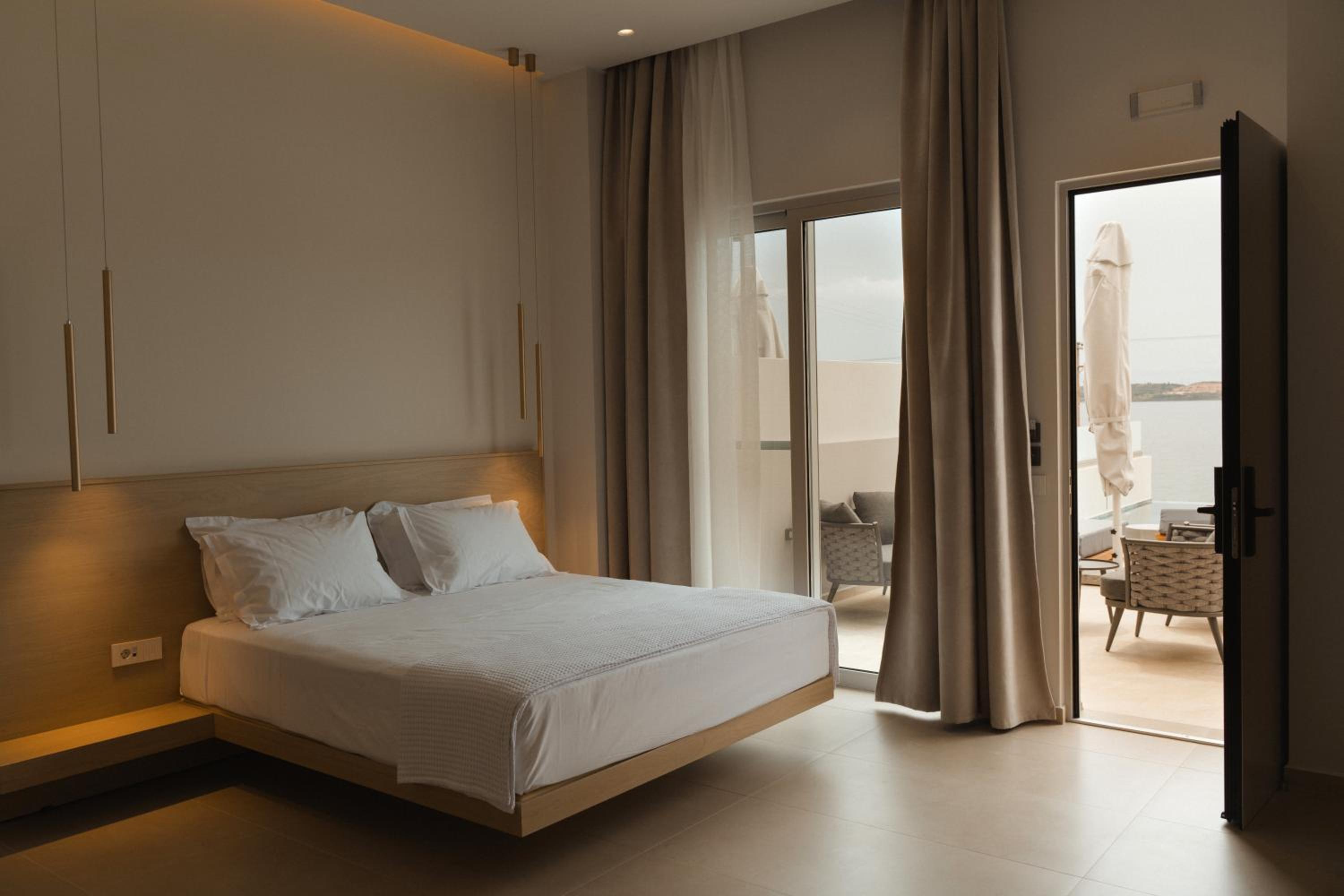 جناح جونيور بمسبح خاص، Limanaki Hotel 2/10