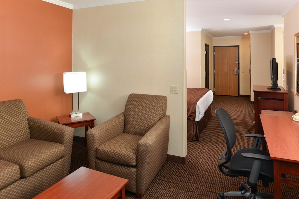 Best Western Plus Landmark Inn 24/34