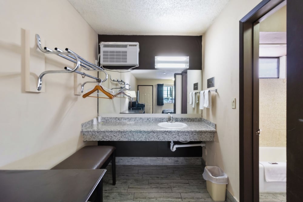ECONOMY INN BARSTOW 57/57