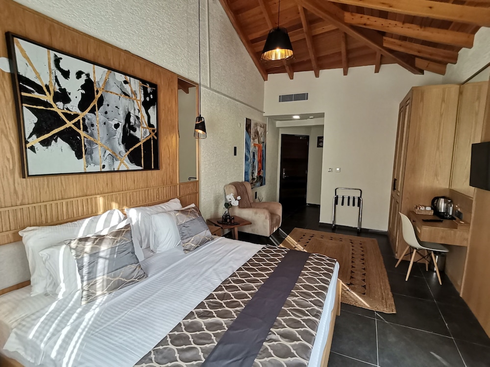 SUITE, CORNER
