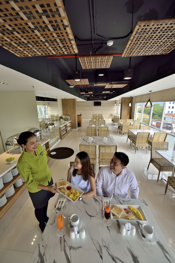 Whiz Prime Hotel Basuki Rahmat Malang 32/34