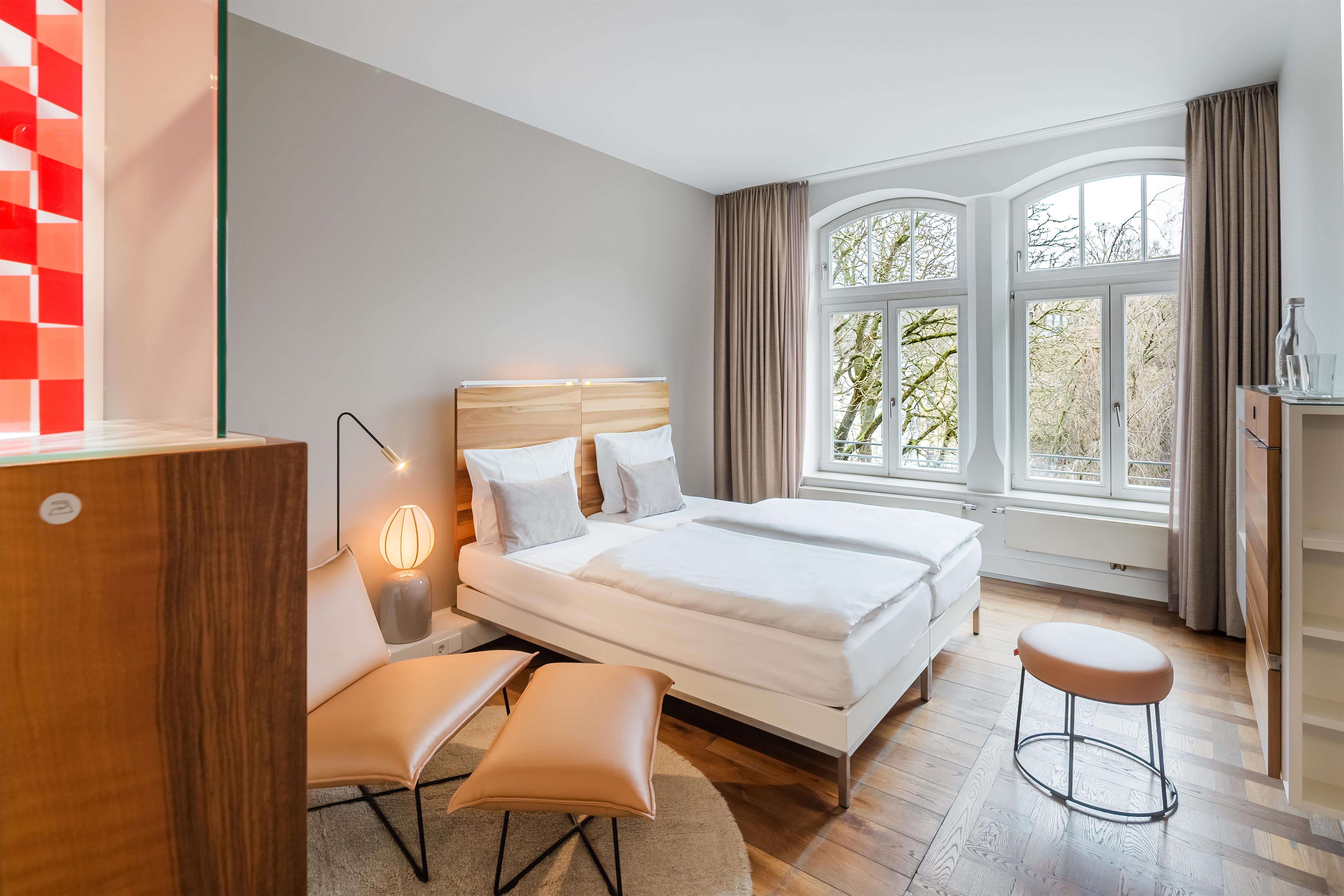 Comfort, Queen Bed