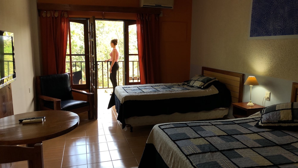Carmen Hotel 17/100