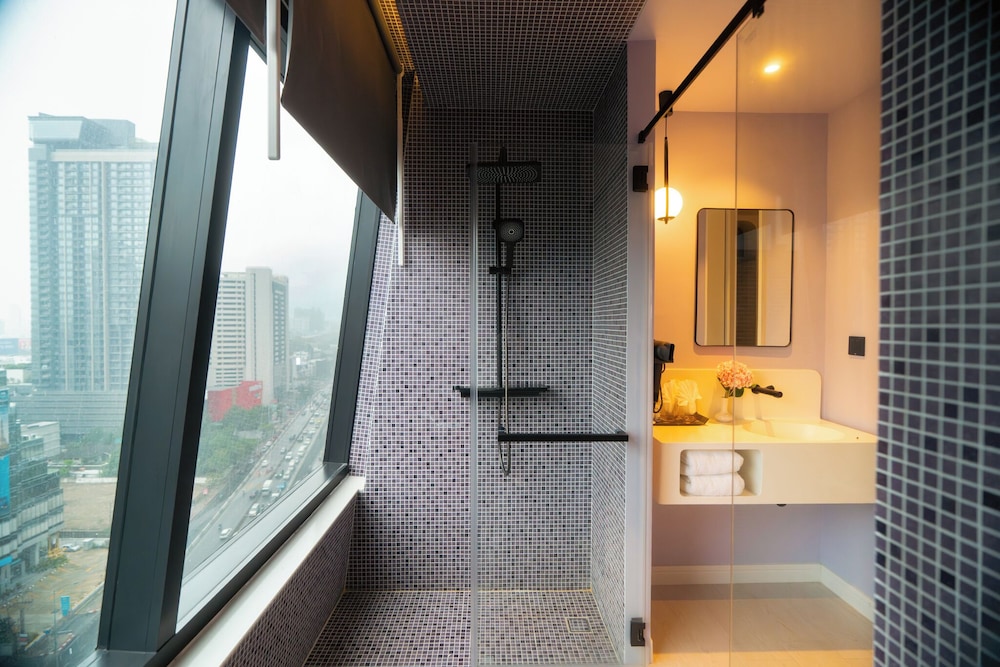 Queensland Hotel Bangkok 50/50