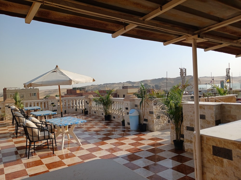 Royal Pyramids Inn 39/50