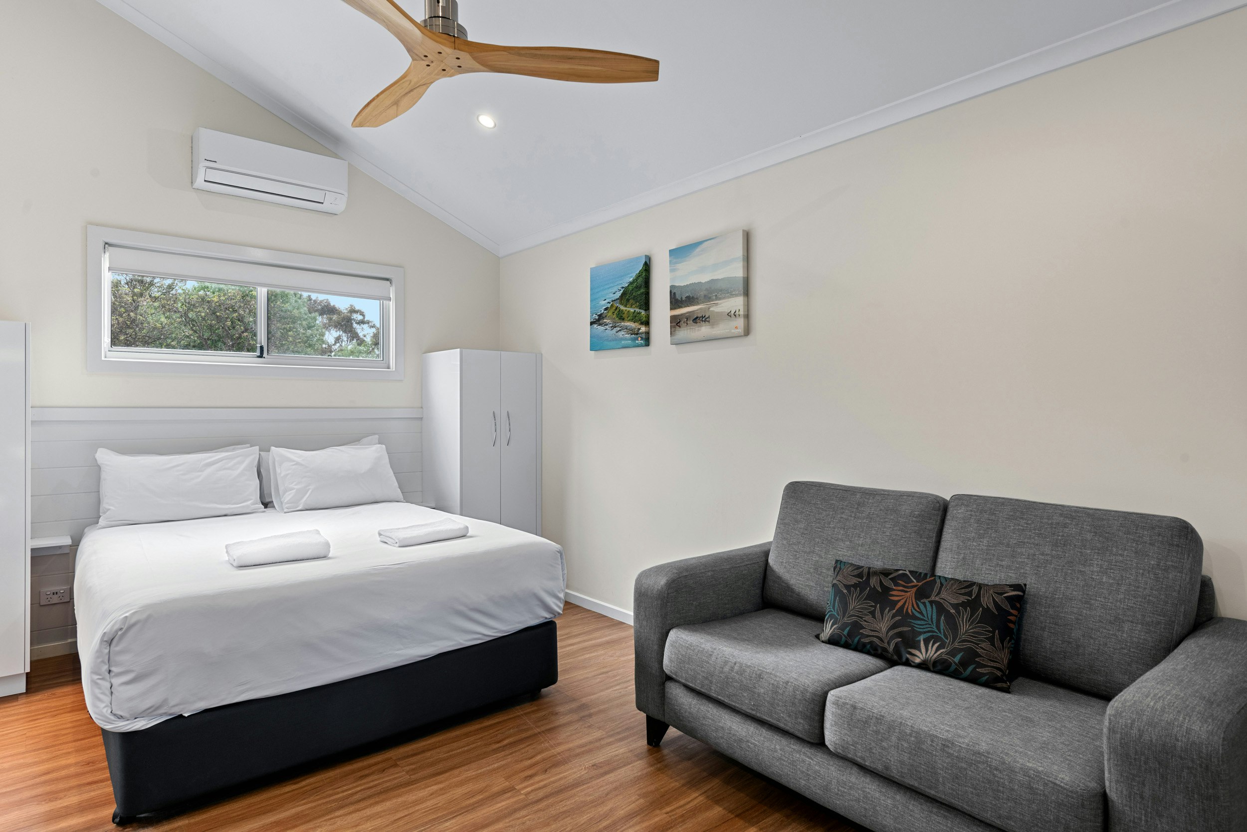 Superior, Studio, Cabin