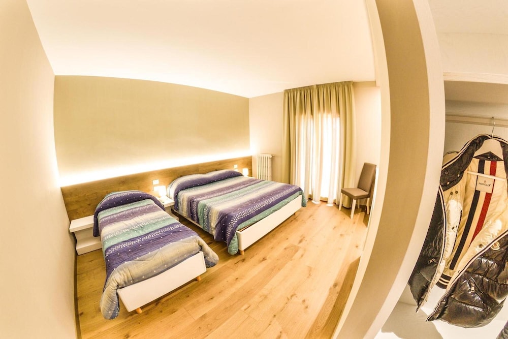 GRAND HOTEL EUROPA 12/50