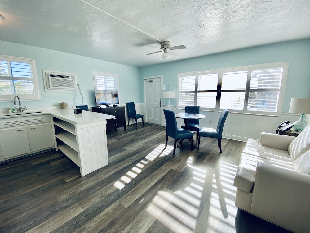 Tahitian Beach Motel 45/67