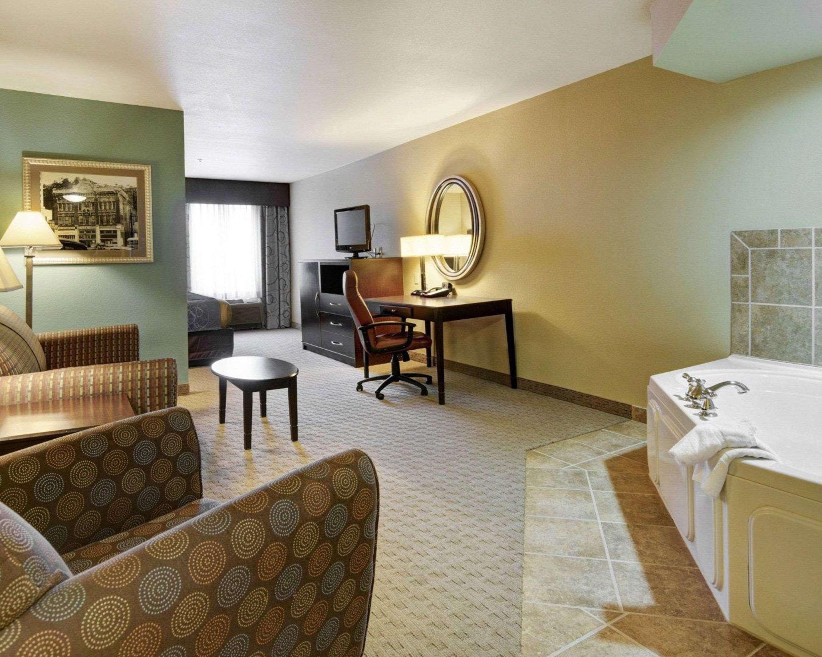 SUITE, KING BED