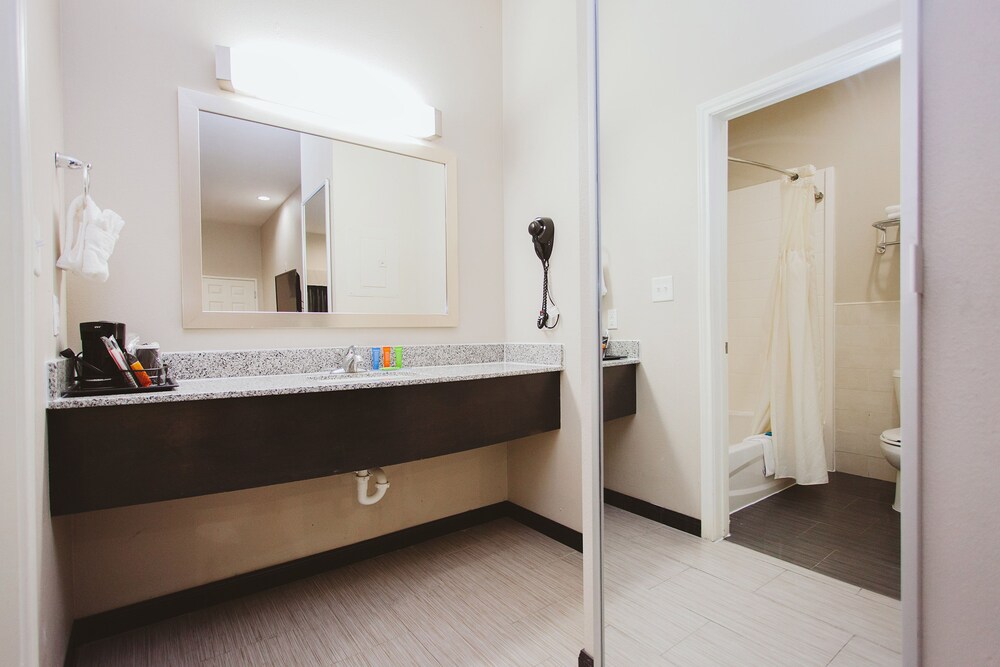 Americas Best Value Inn and Suites IAH Airport North 17/30