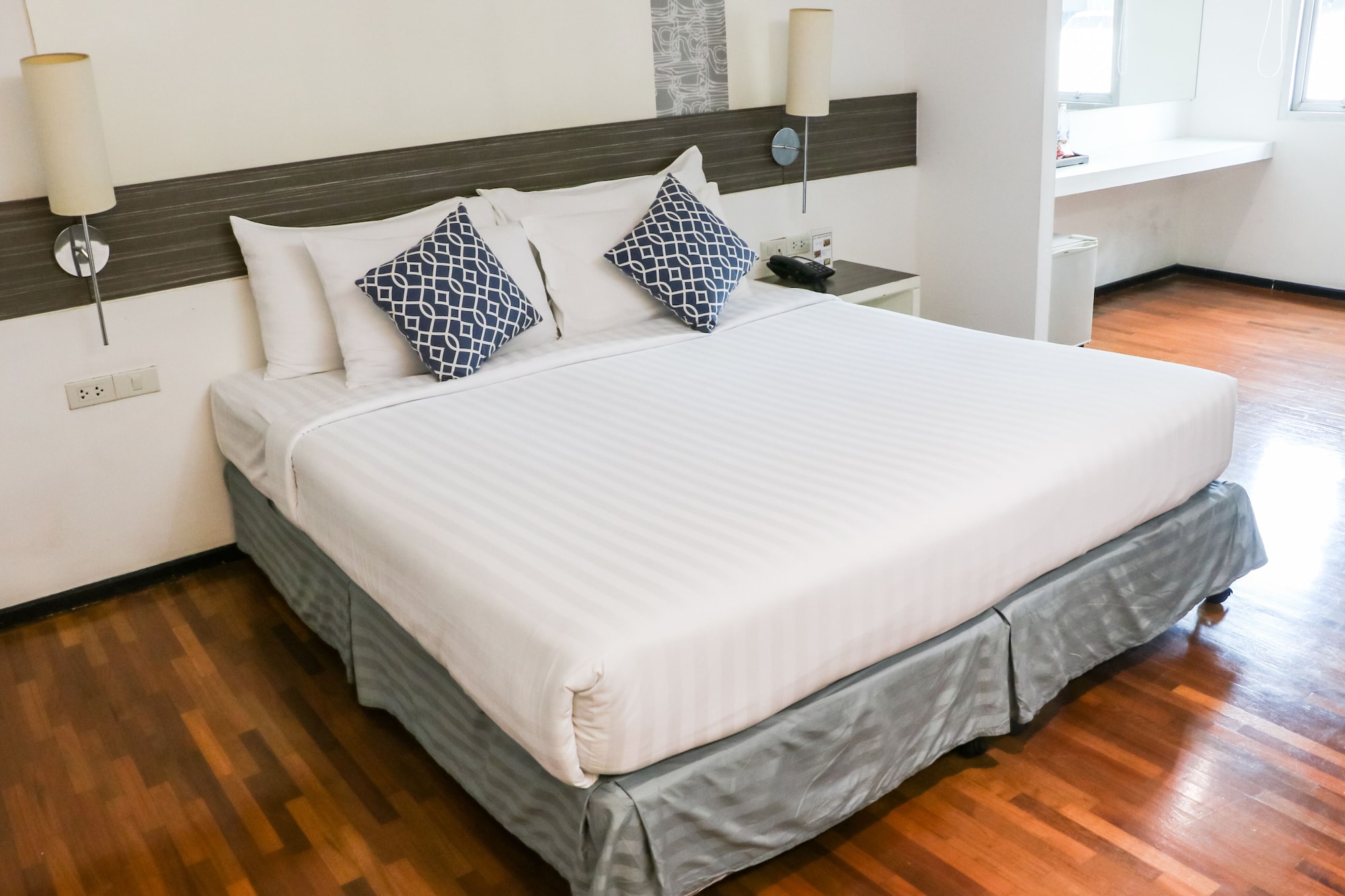 EXECUTIVE, KING BED