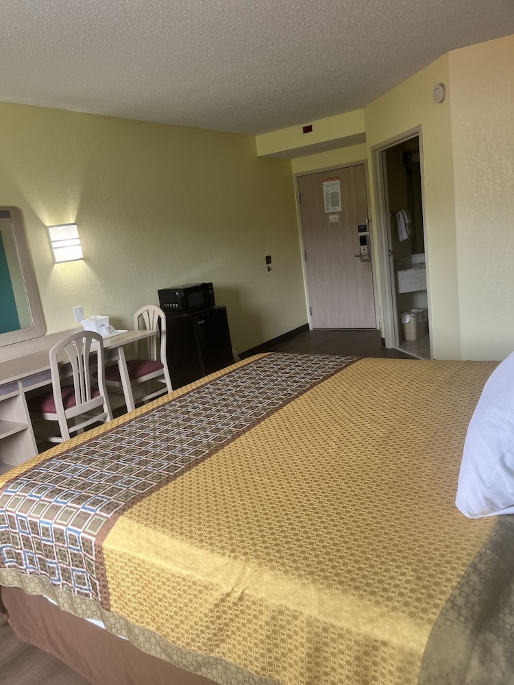 Howard Johnson by Wyndham Clarksville Tennessee 19/45
