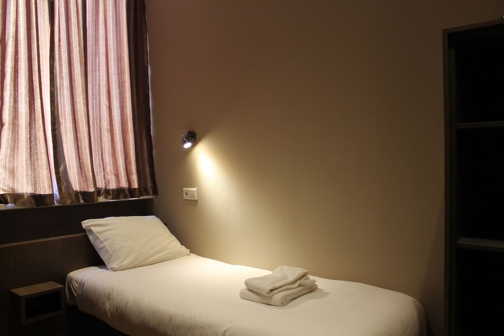 Hotel Blossoms 30/48