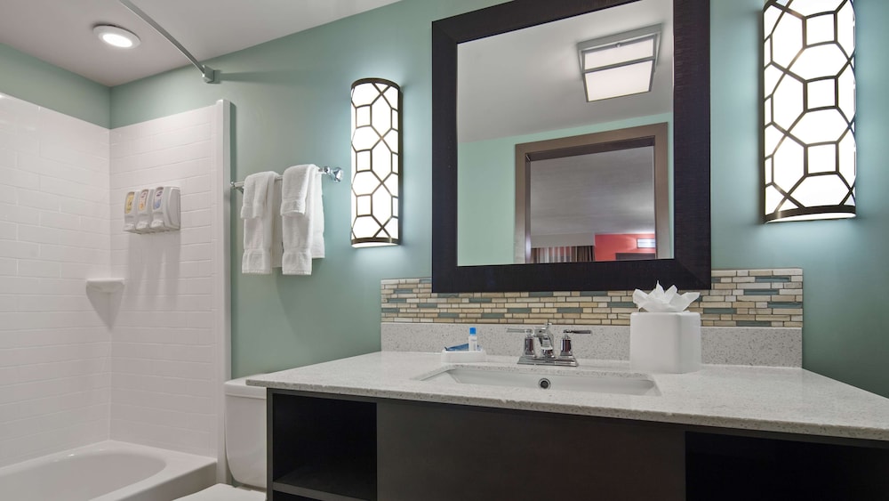 غرفة قياسية بسريرين كوين بإطلالة على الفناء، Best Western Plus St. Simons 5/6