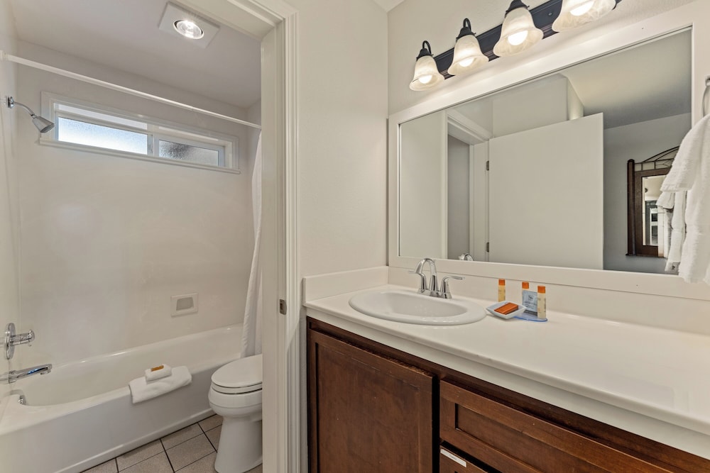 Redwood Hyperion Suites 63/65