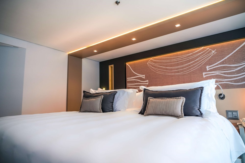 Deluxe King Bed