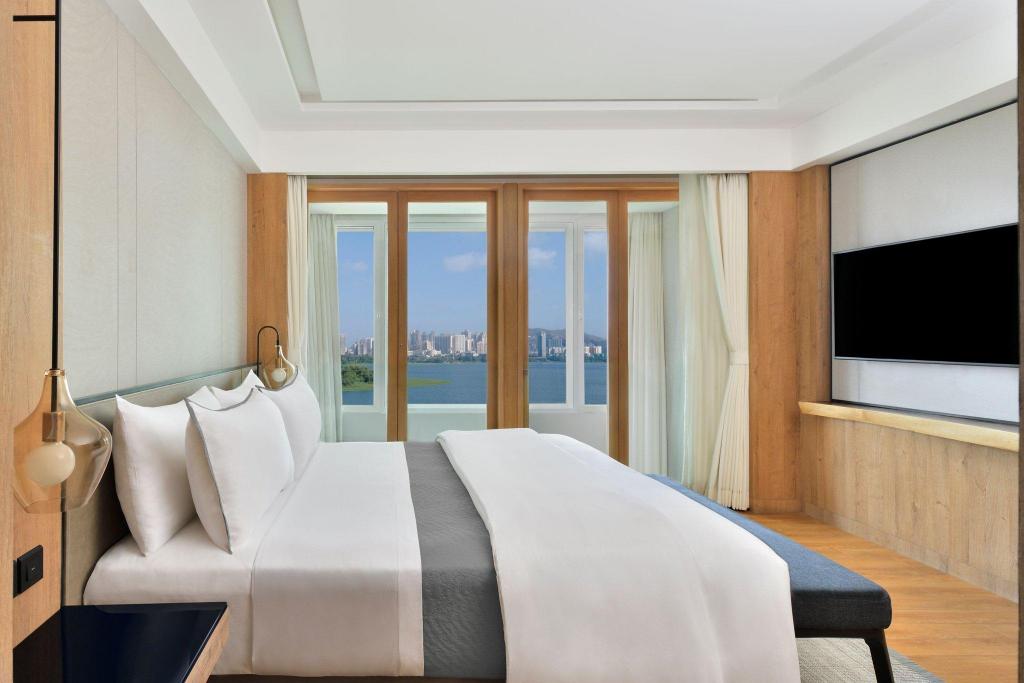 1 Bedroom, Westin, Suite, King Bed, Lake View, Club Lounge Access