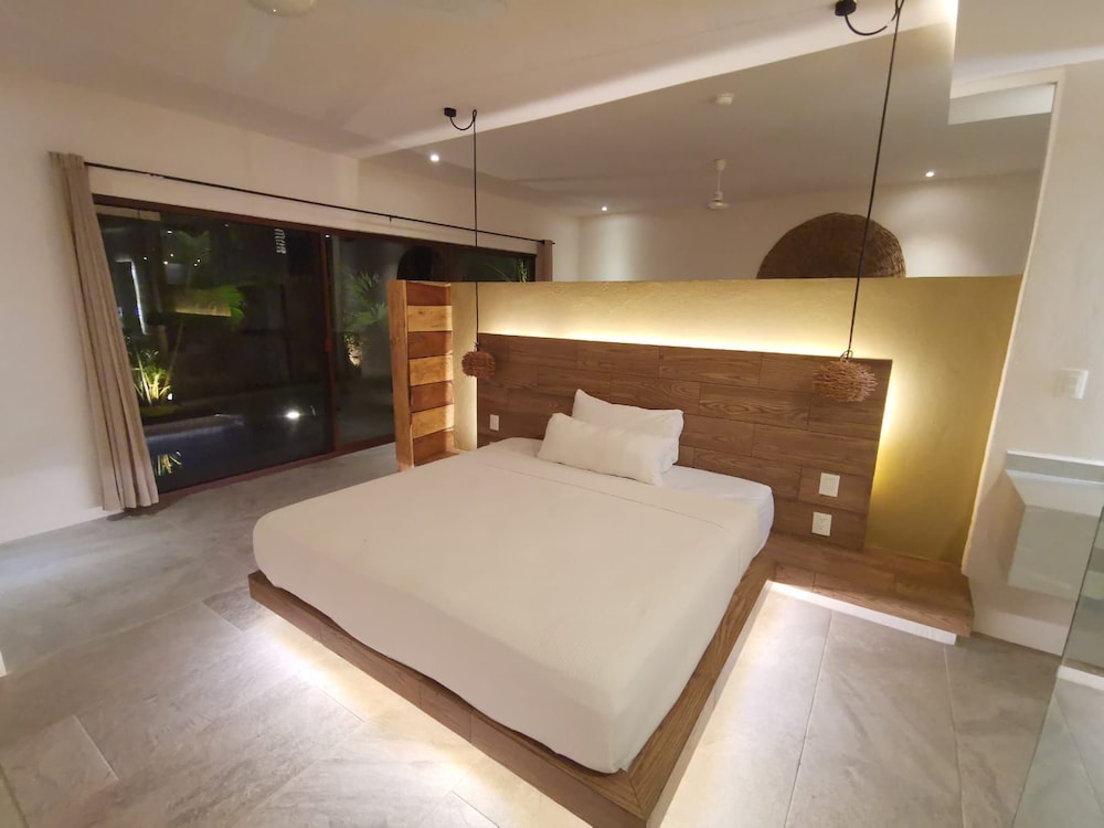 PREMIUM, SUITE, KING BED