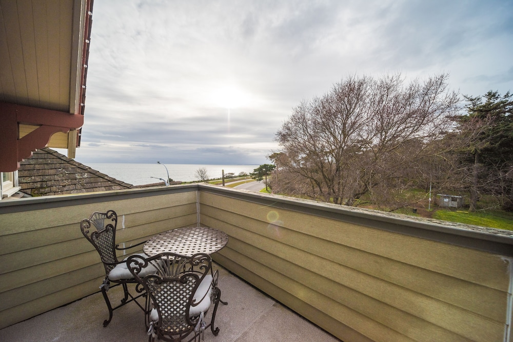 Dashwood Manor Seaside Bed & Breakfast 47/50