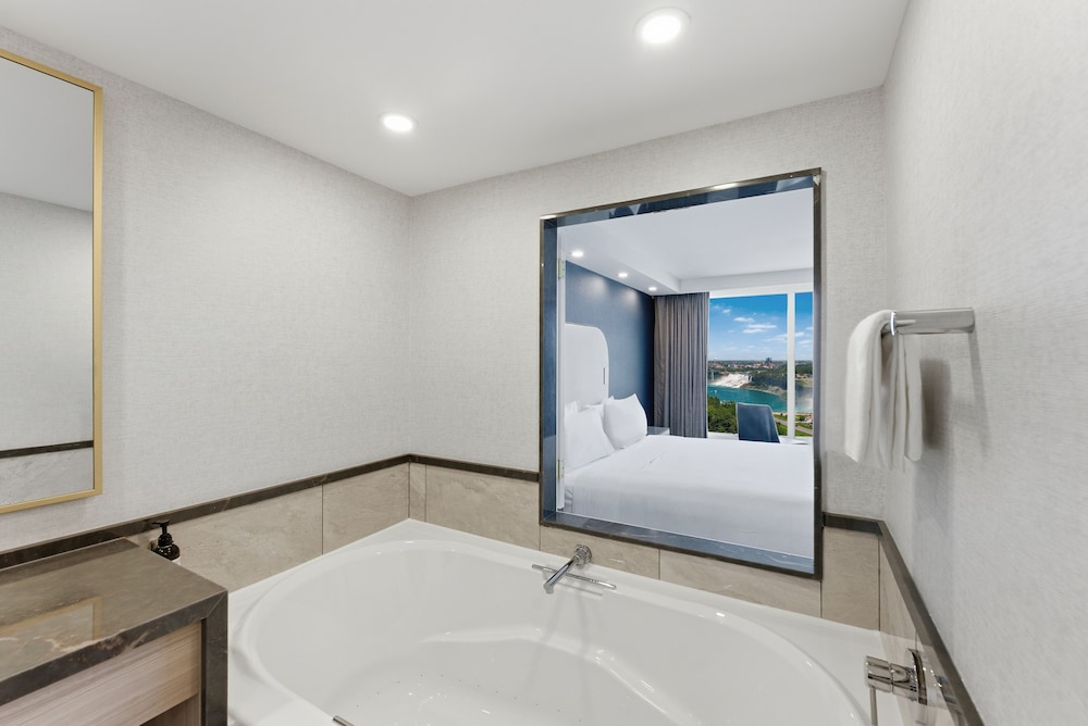 Regency, Premium, Suite, 4 King Beds, Falls View, 2 Bathrooms, High Floor، Embassy Suites By Hilton Niagara Falls Fallsview 2/3