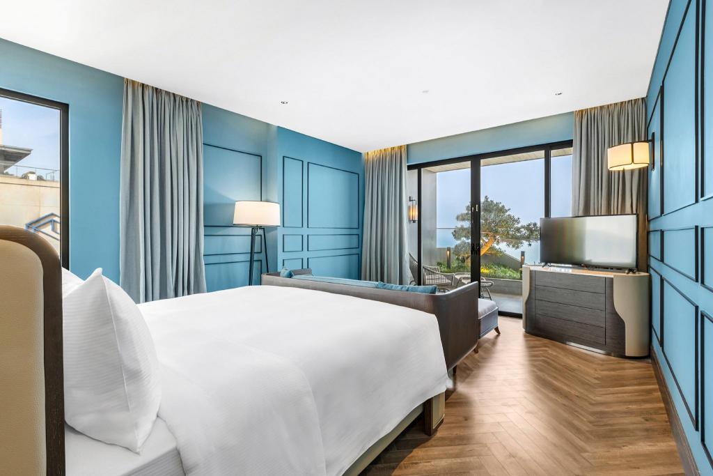 1 BEDROOM, SUITE