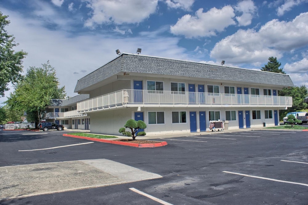 Motel6 Issaquah, WA - Seattle - East 32/43