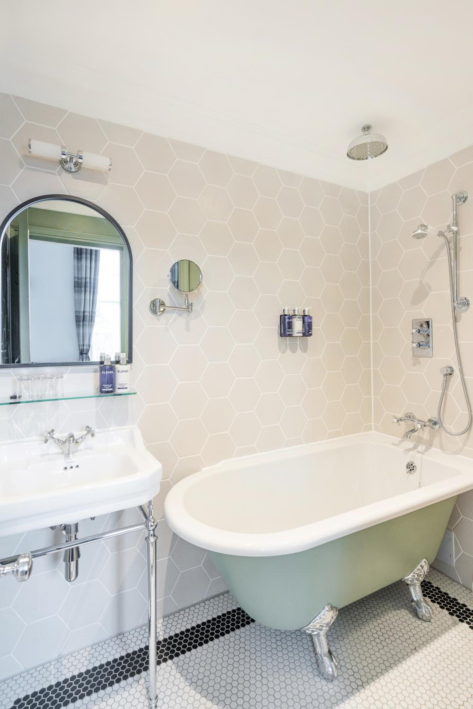 Superior, Basement, Double Bed، Berkeley Square Hotel 7/9