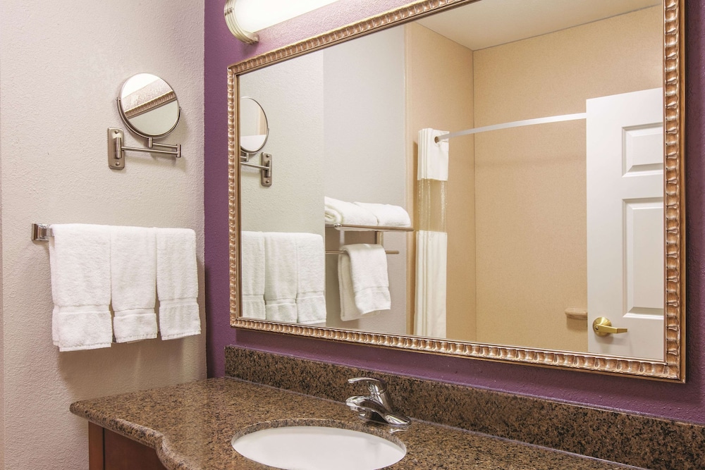 La Quinta Inn and Suites by Wyndham Gainesville 15/35