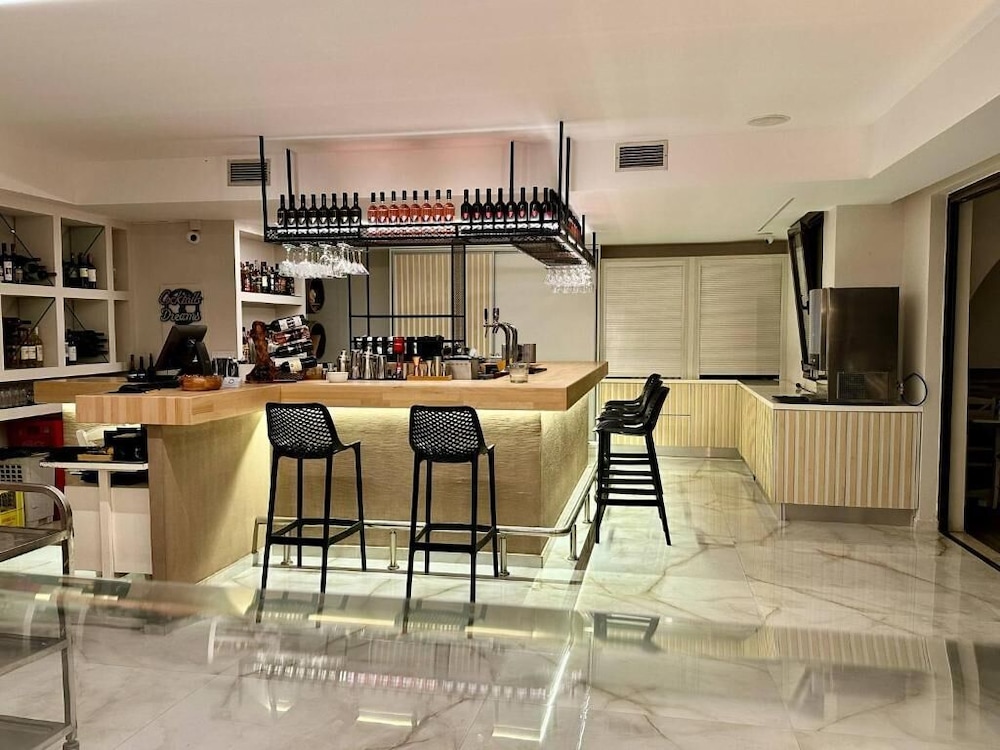 CASTRO HOTEL 41/58