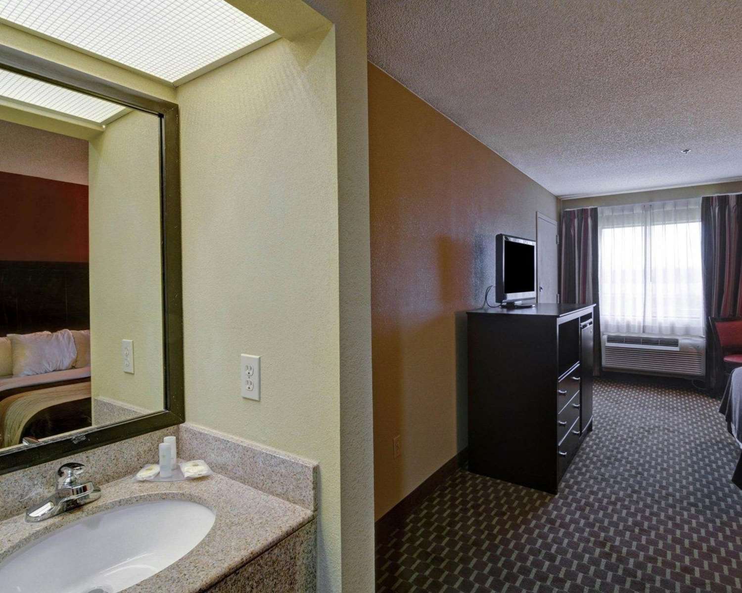 Quality Inn & Suites Pine Bluff, AR 23/23