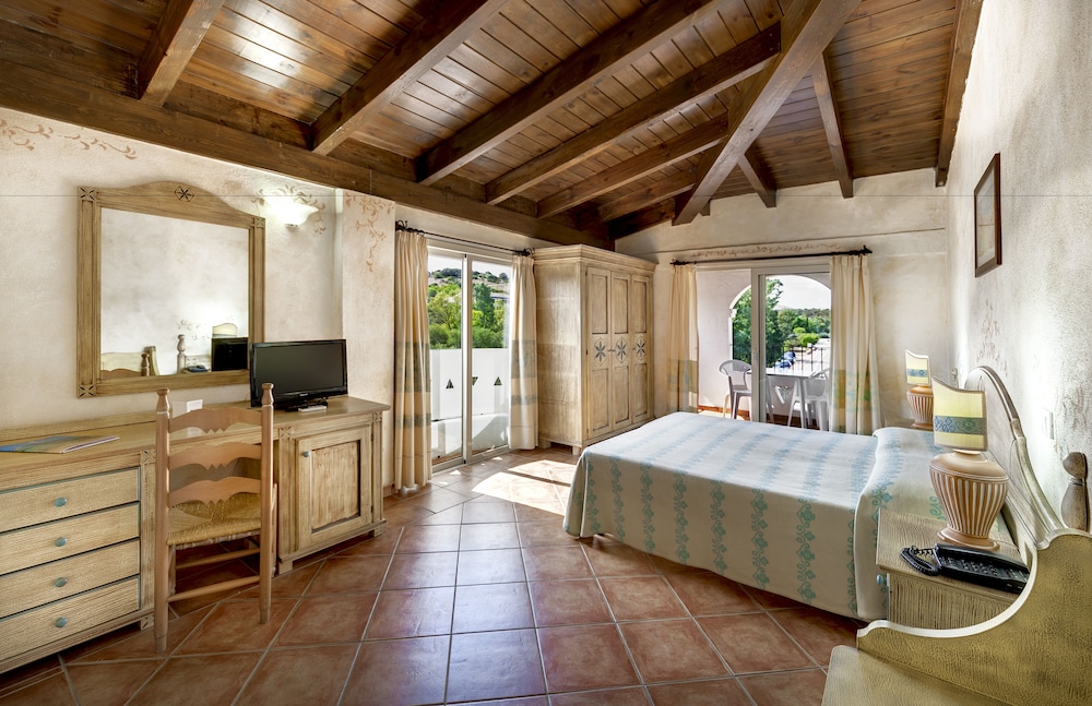 Colonna Beach Hotel 11/50