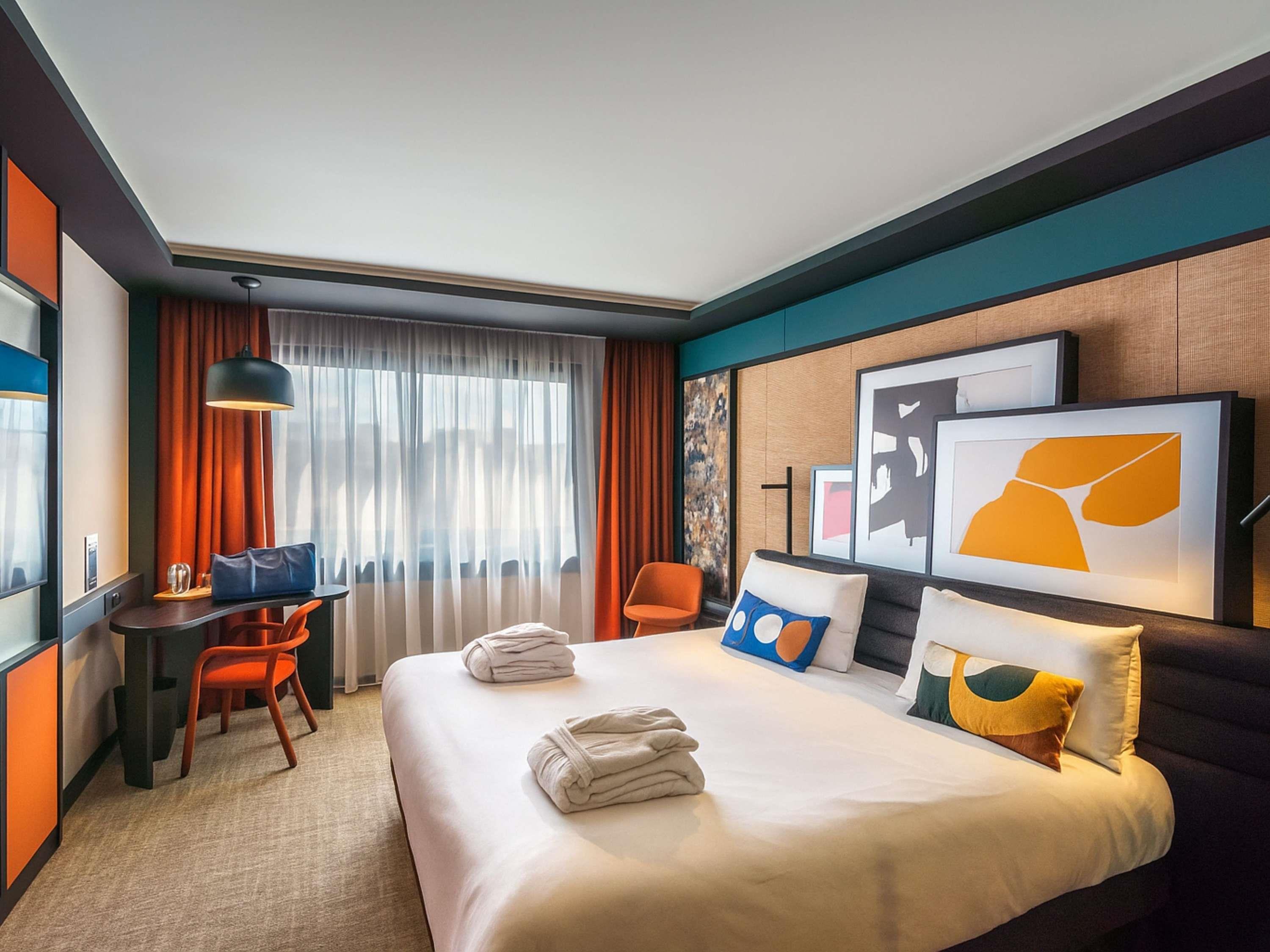 ROOM, TWIN BEDS